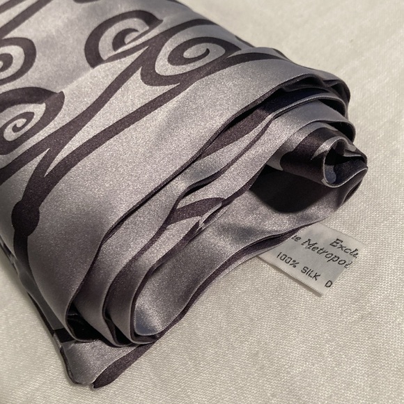 The Metropolitan Museum of Art scrolls silk scarf - Picture 16 of 16